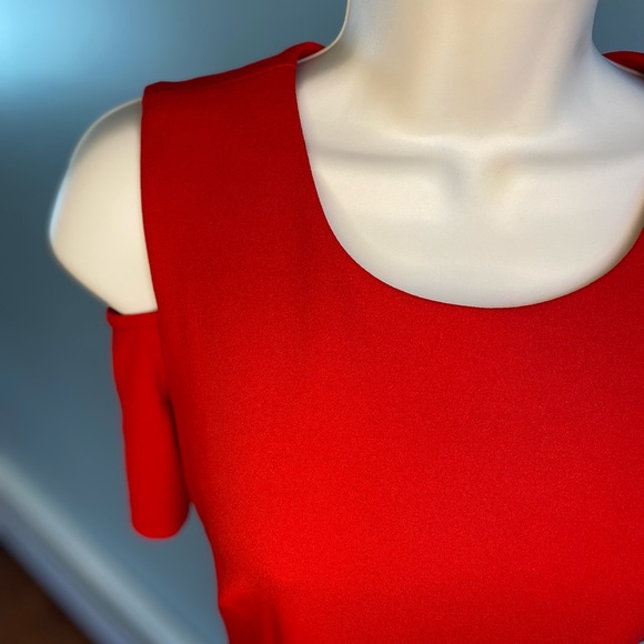 Red Tommy Hilfiger Dress. Form fitting. Open shoulder. Full Zip. Formal. Size 4 - Picture 2 of 7